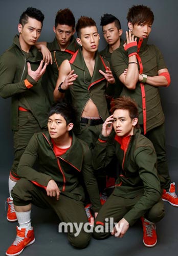 韓國2PM組合最新動態,小巷音樂風暴與隱藏小店探秘