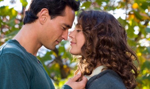 時代變遷下的新型親吻,情感表達的新方式