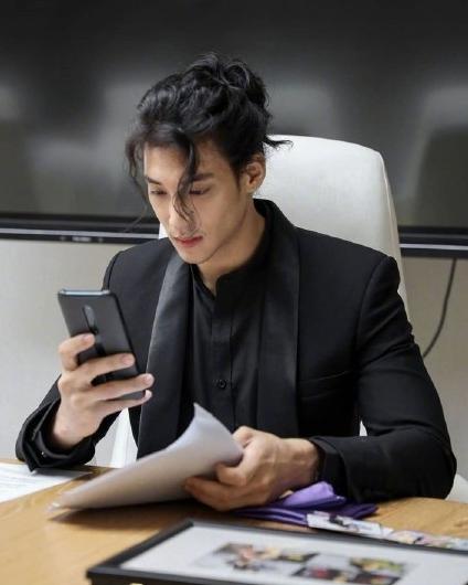 張演員男的舞臺與熒屏之旅,學習成長與自信光芒的展現