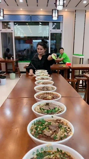 智能面食競技盛宴，全新科技引領吃面條比賽風潮！