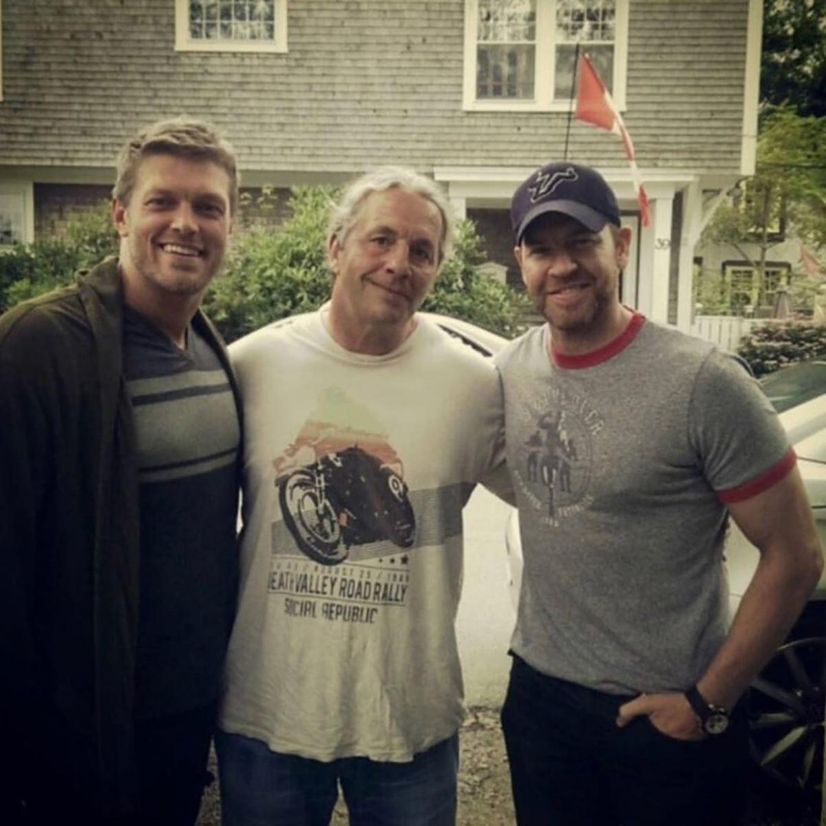 職業摔跤比賽,鐵骨柔情與兄弟情深的熱血對決