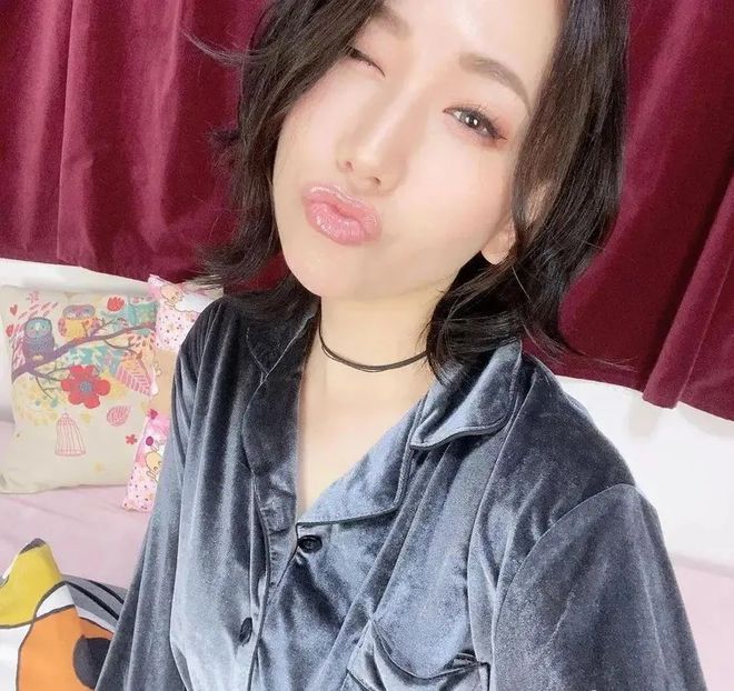 小巷深處的浪漫邂逅,佐山愛在愛情電影網中的故事