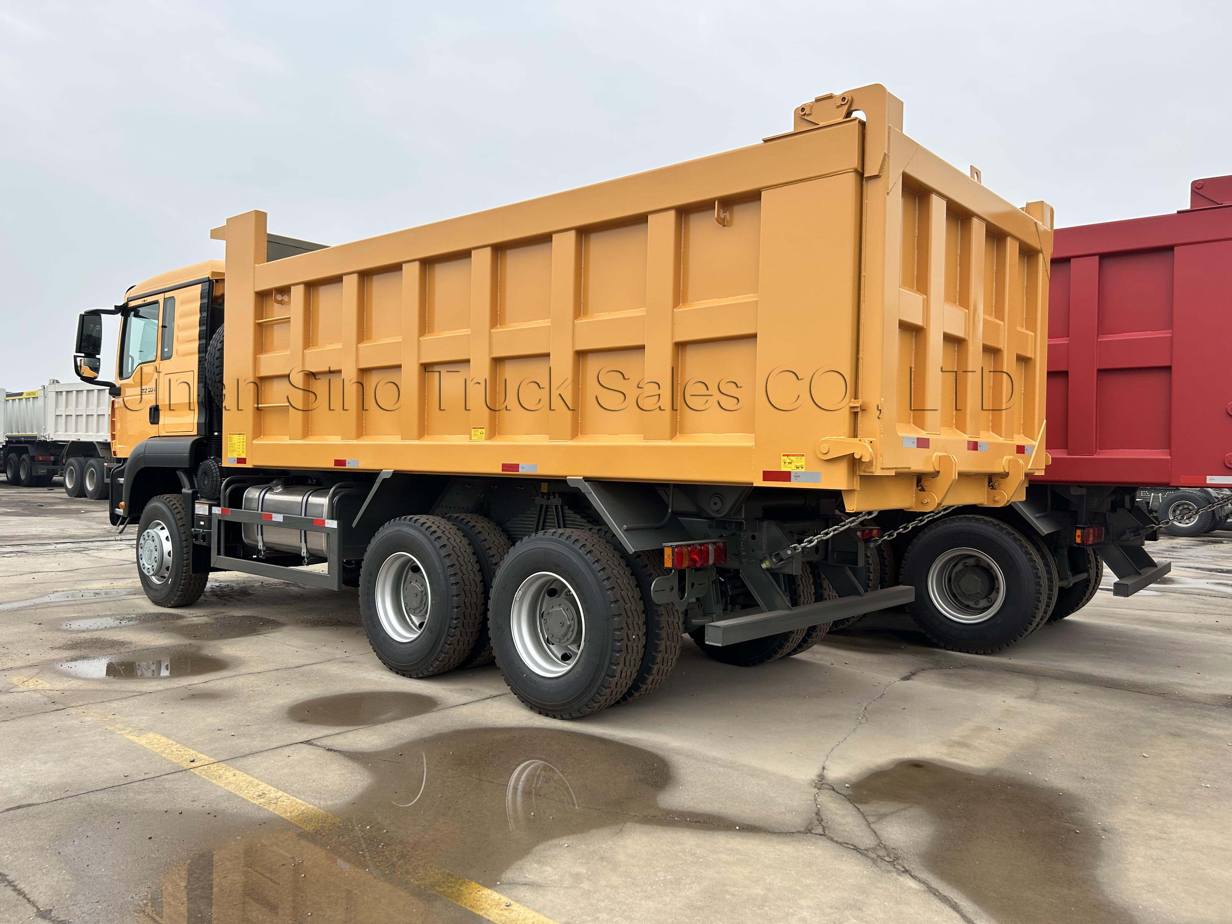 最新款自卸卡車,自然美景探索之旅的得力伙伴