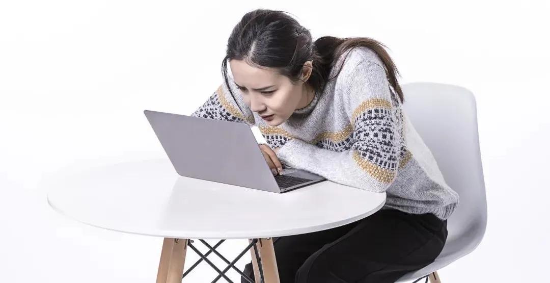 駝背男明星的人生舞臺,身體特征與星光熠熠的輝煌探索