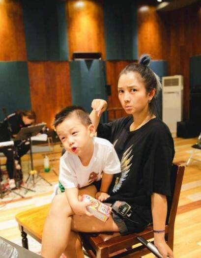 何潔最新綜藝節(jié)目,科技盛宴,體驗(yàn)前沿生活的精彩之旅