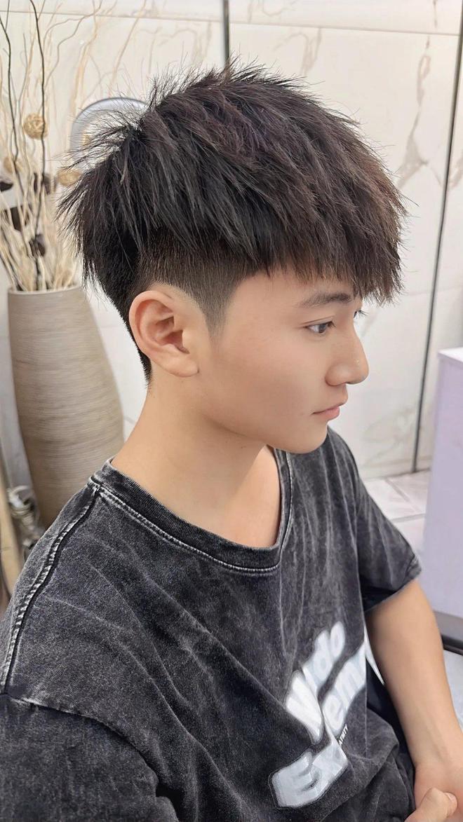 時尚變遷,探索短發型風潮與影響,展望2025最新流行趨勢