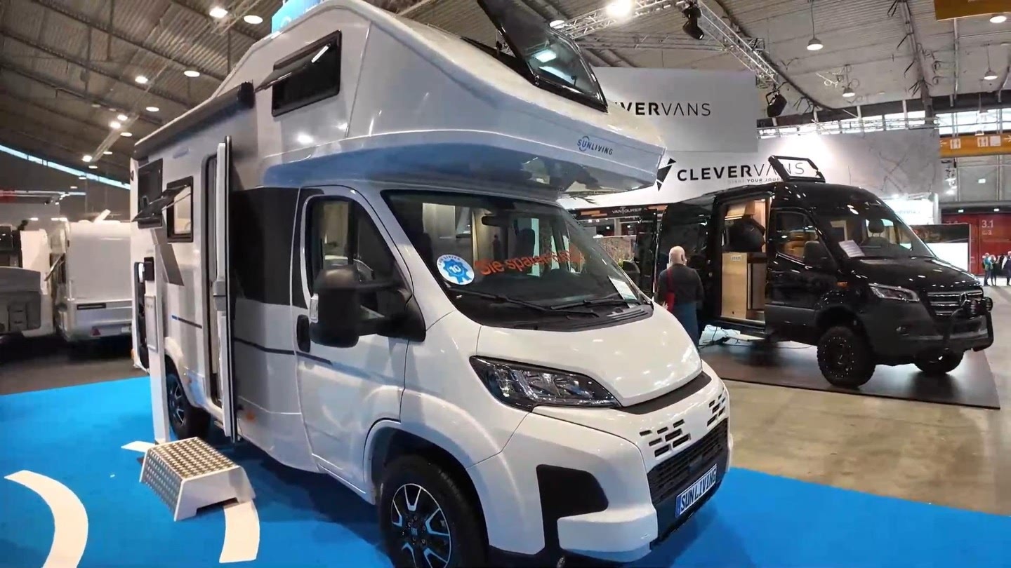 探索小巷中的驚喜，揭秘最新款房車發(fā)布，帶你領(lǐng)略未來(lái)生活新體驗(yàn)