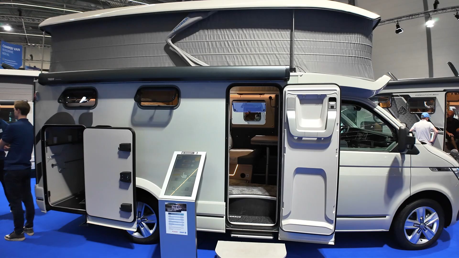 探索小巷中的驚喜,揭秘最新款房車發布,帶你領略未來生活新體驗