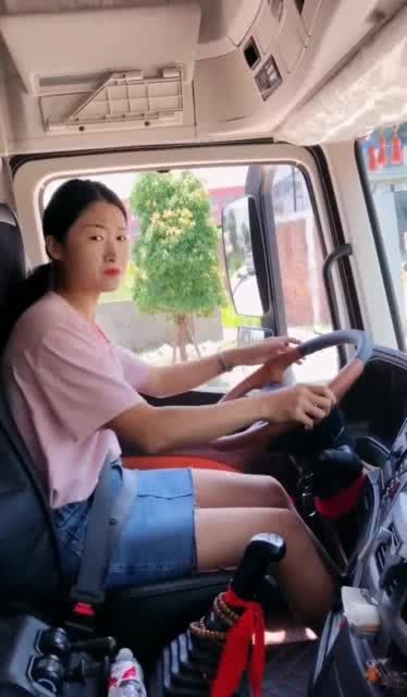 最新貨車女司機的奇妙小巷探險記