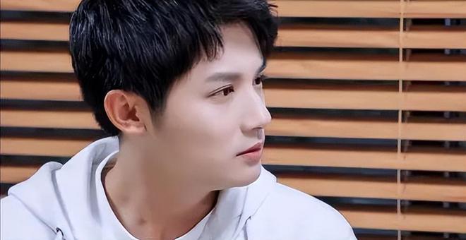 鄭業成最新行程揭秘，忙碌明星之旅的足跡